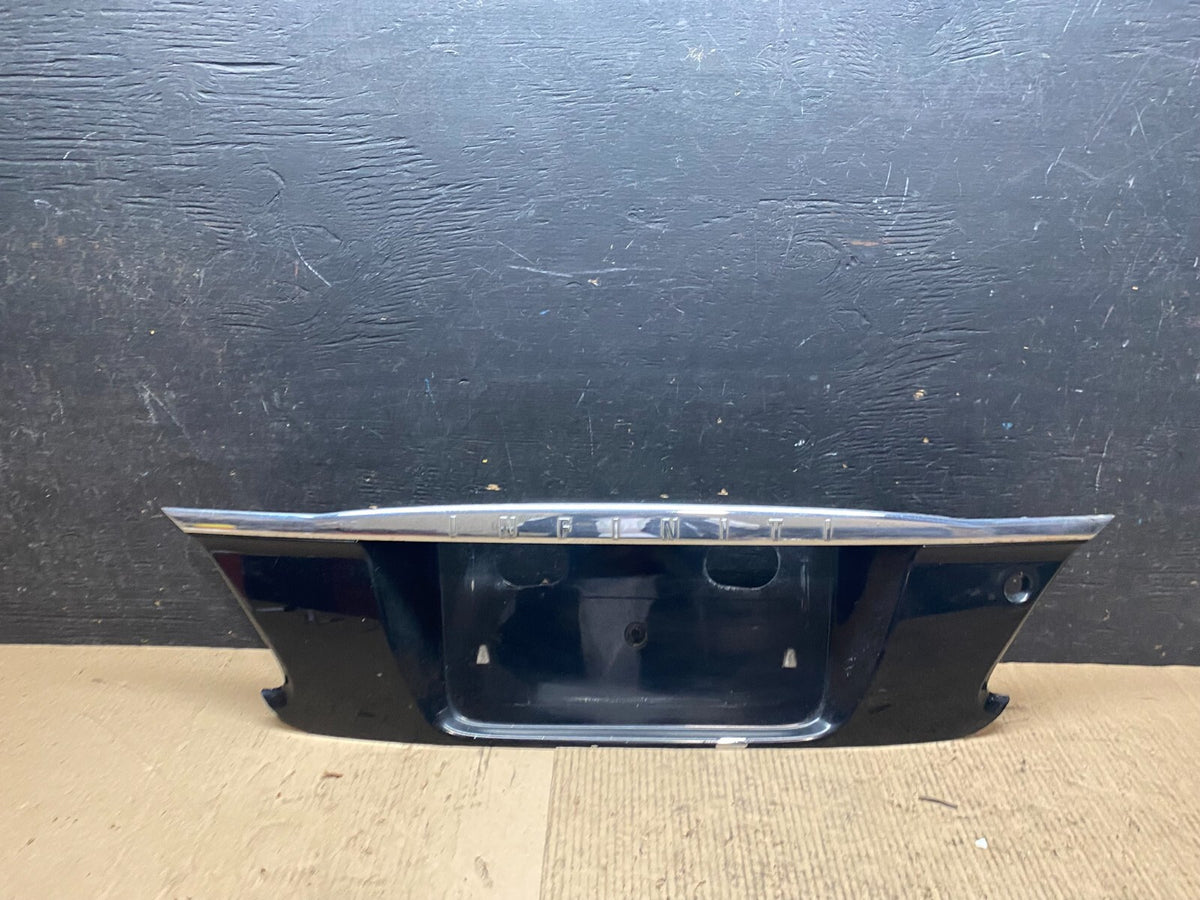 2000 2001 Infiniti I30 Rear Trunk Deck Finish Panel License Plate Trim N3298 DG0
