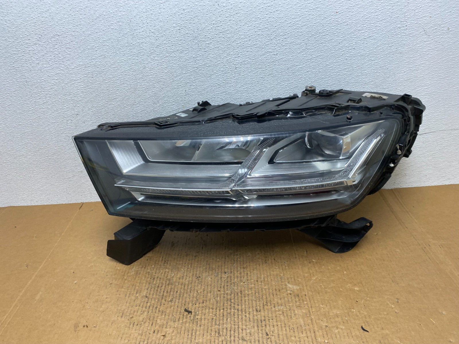 Complete! 2017 to 2019 Audi Q7 Left Driver Side Headlight AE12180