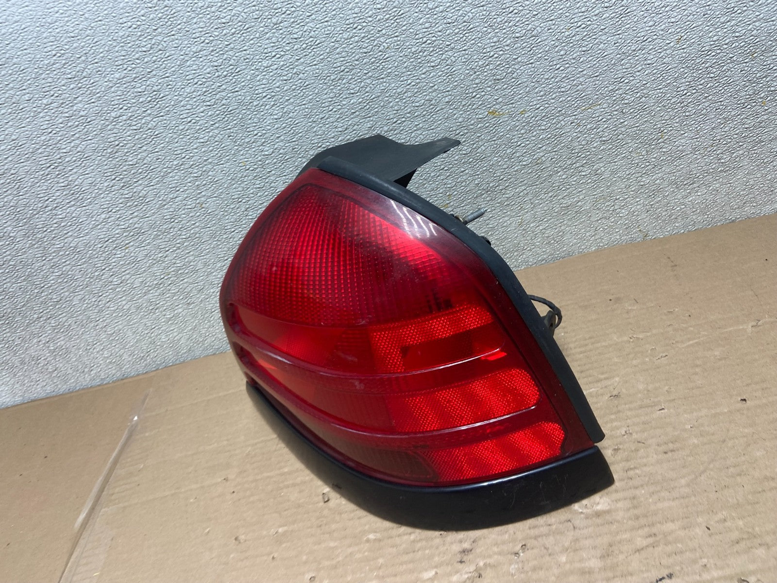 2003-2011 Ford Crown Victoria Right Passenger Rh Side Tail Light Oem AA9312 LK1