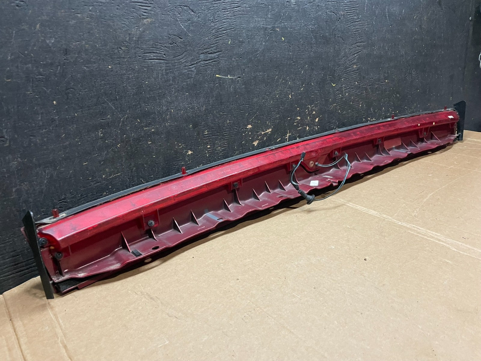 2000 to 2004 Cadillac Seville SLS Rear 3rd Break Light LID Trunk Z5736 DG6