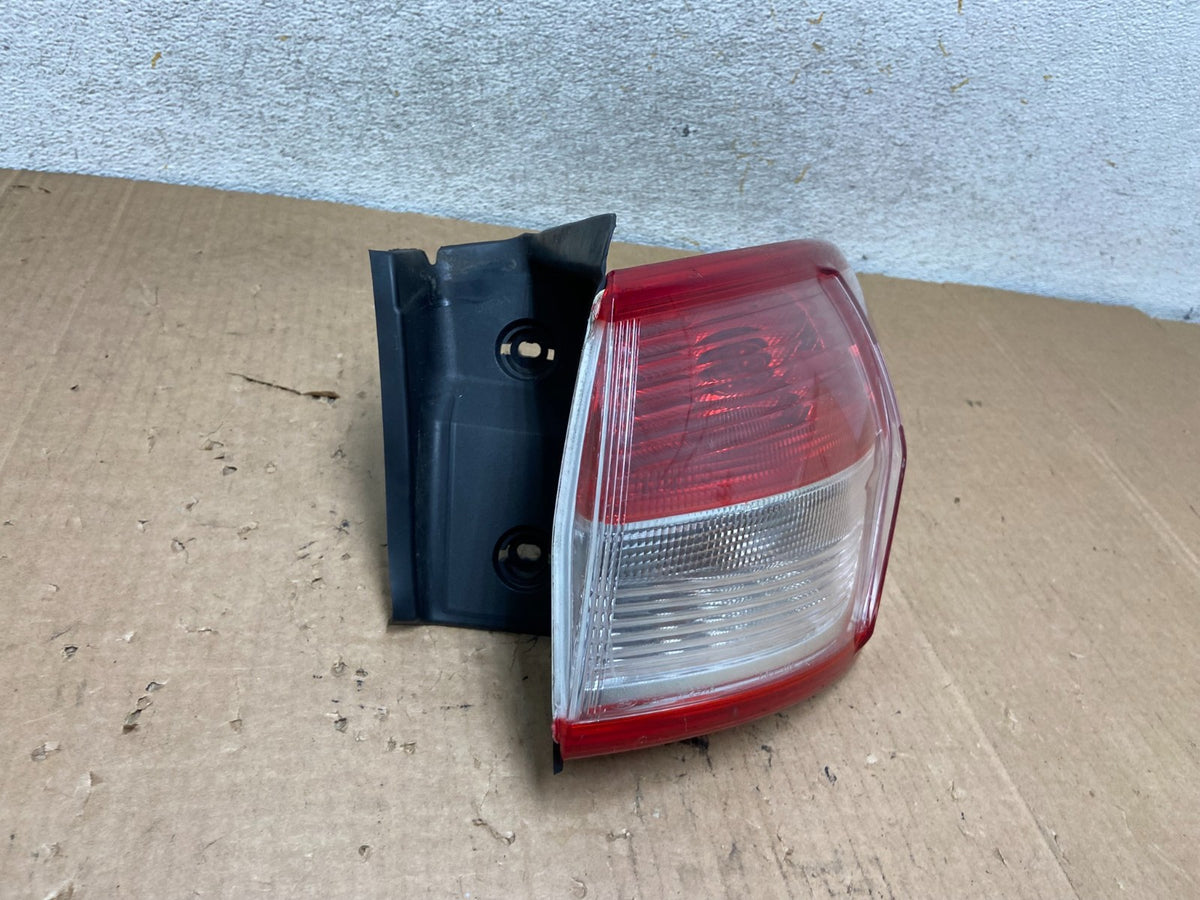 2013 to 2016 Ford Escape Right Passenger RH Side Tail Light AI8971 LK2
