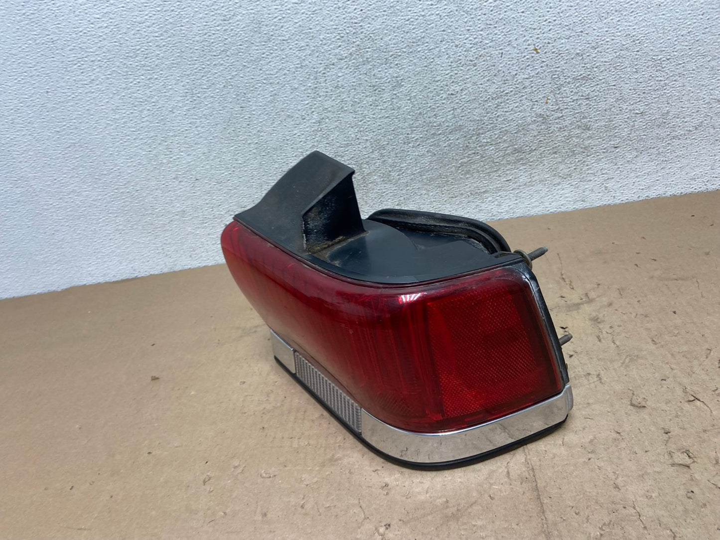 1990 to 1993 Lincoln Continental Right Passenger RH Side Tail Light AG5581 LK1
