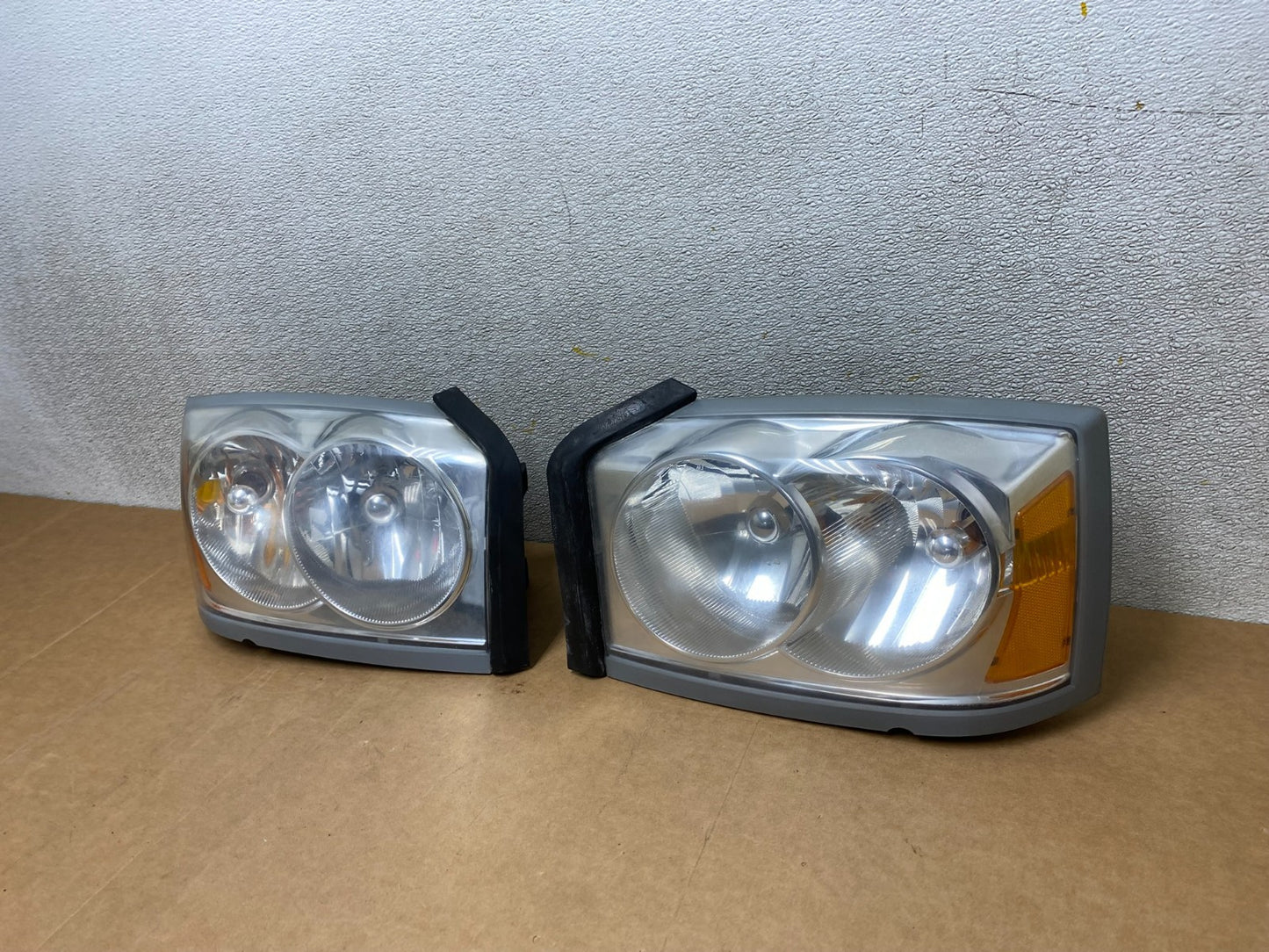 2005 to 2007 Dodge Dakota Left+Right Halogen Headlights X2744 DW1