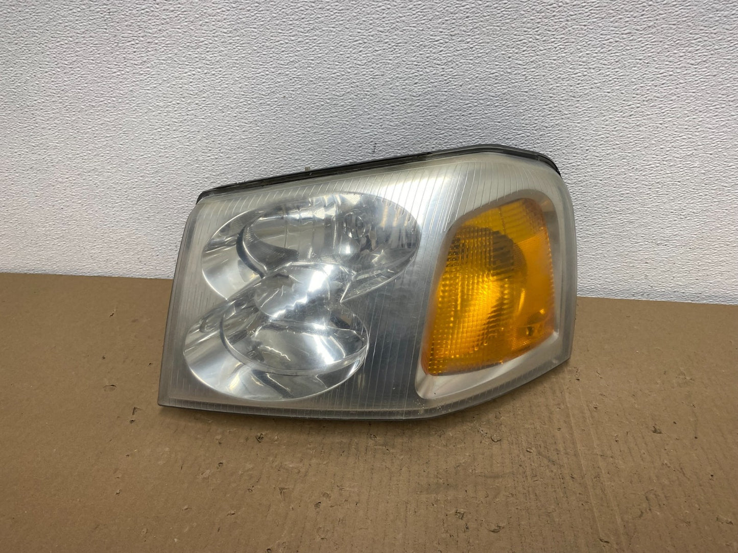 2002 to 2009 Gmc Envoy Left Driver Lh Side Headlight Halogen Oem AB6656 DW0