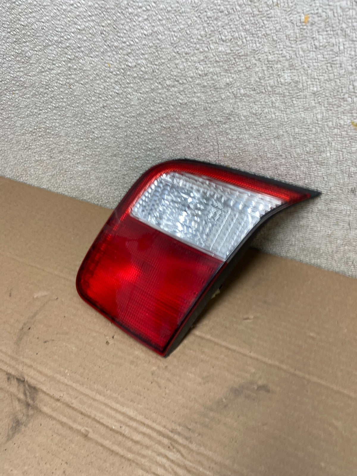 2001 2002 Subaru Forester Right Passenger RH Inner Lid Tail Light AB0999 LK1