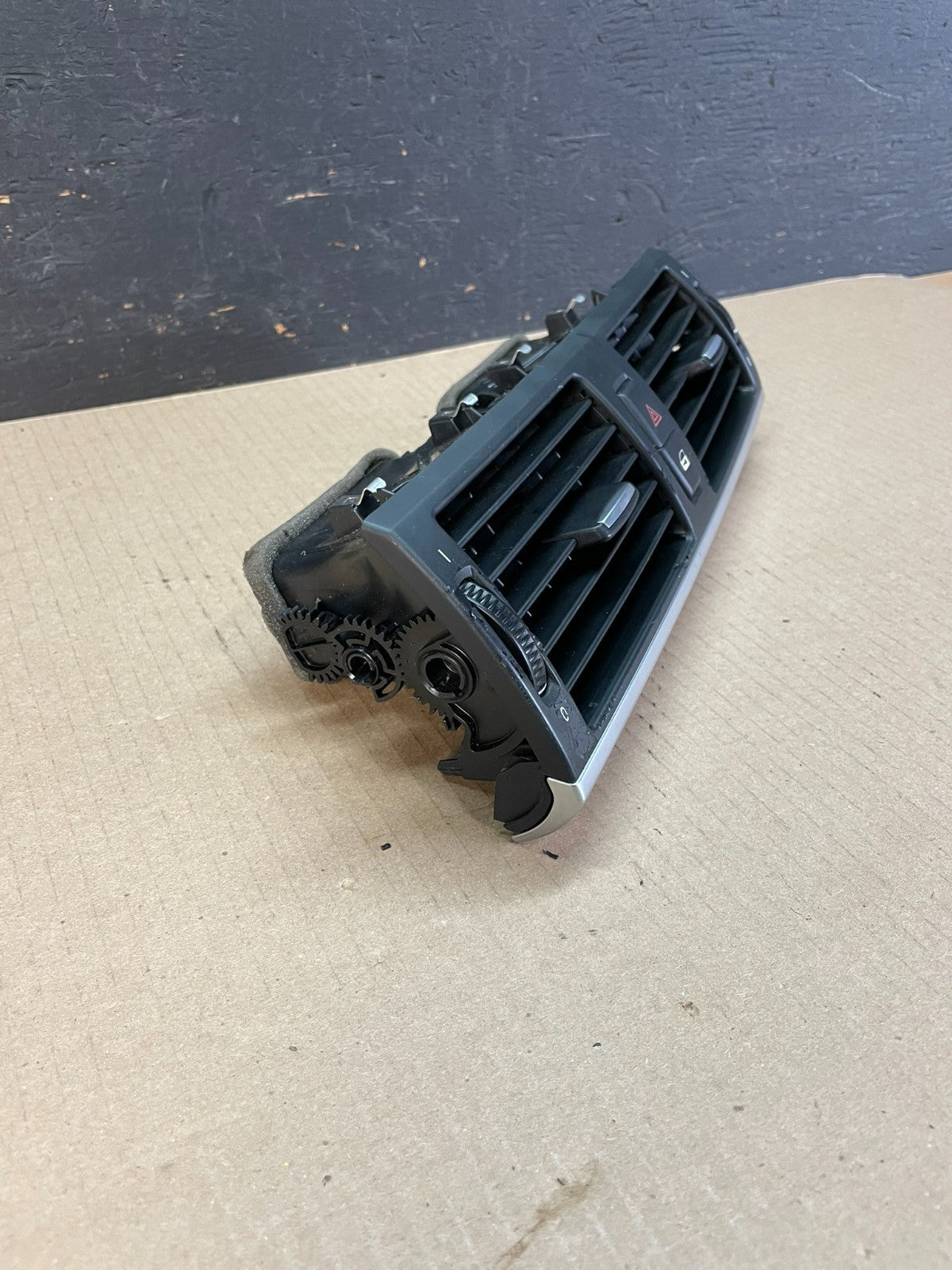 2007 to 2013 BMW X5 X6 Center Console Dash Air Vent AE3412 DG1