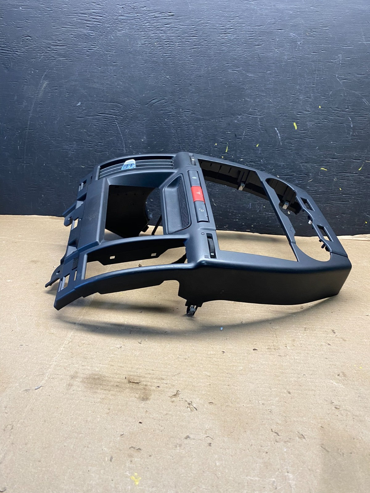 2008 - 2012 Land Rover LR2 OEM Center Radio Climate Dash Air Vent Bezel R2545 DG4