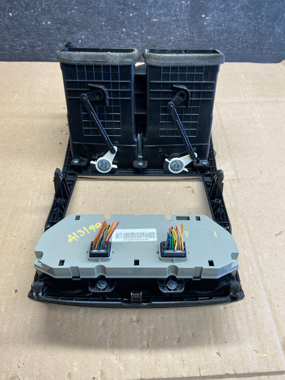 2009 to 2010 Kia Sportage Center Radio Climate Control Clock Trim AI3199 DG5