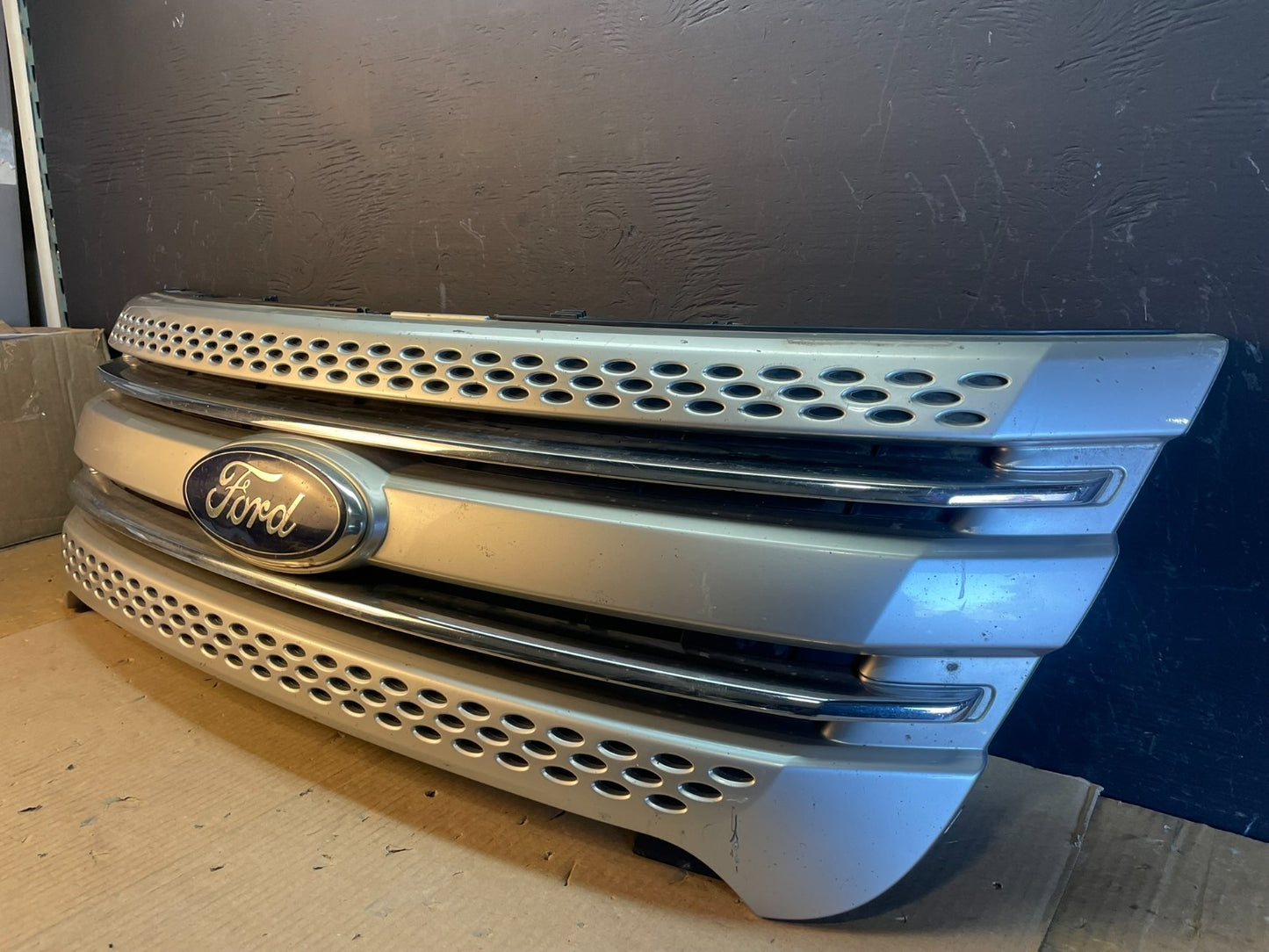 2011 to 2015 Ford Explorer Upper Front Grill Grille AB7876 DG1