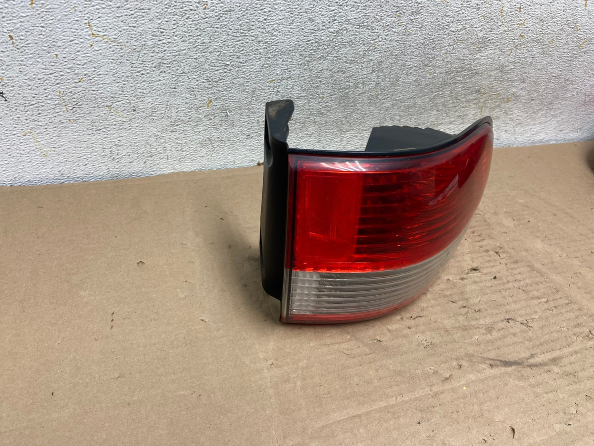 2001 2002 2003 Toyota Sienna Right Passenger Rh Side Tail Light AH9496 LK2