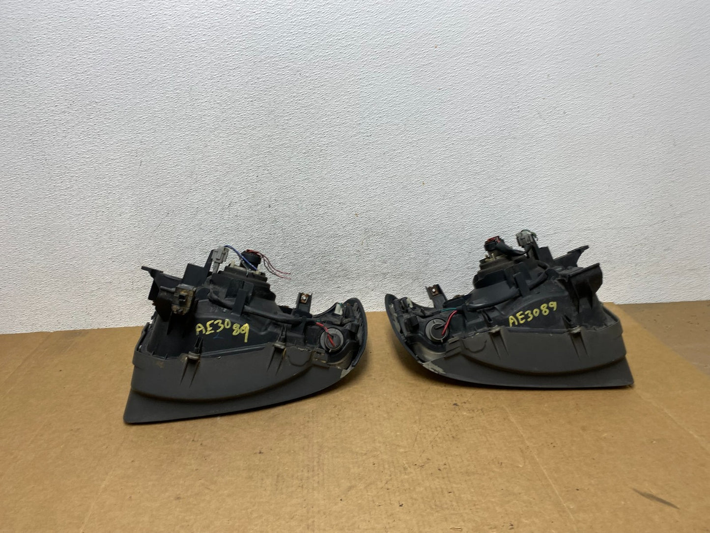 2002 2003 2004 Nissan Xterra Left+Right Side Headlights AE3089 DW7