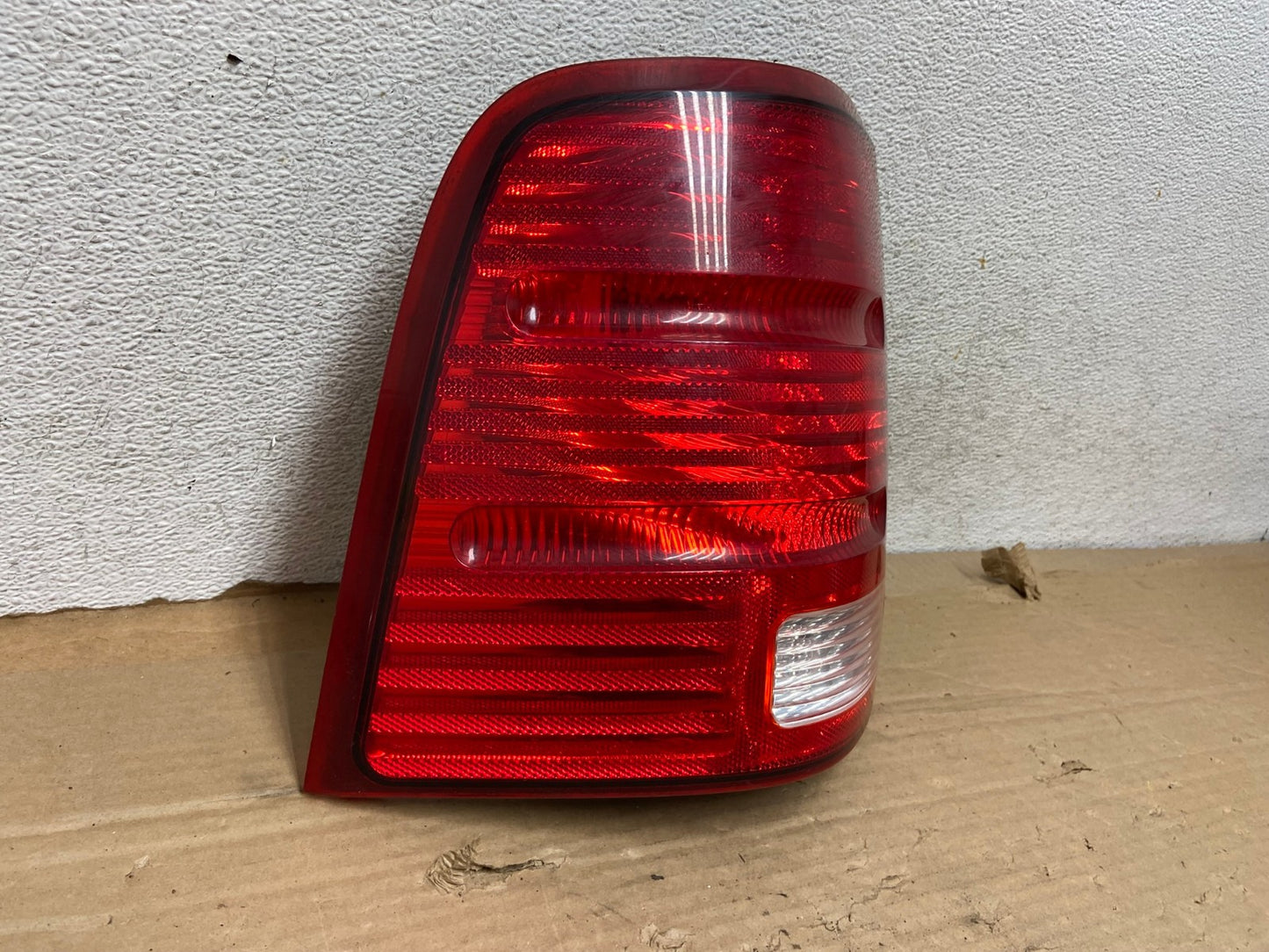 2002 to 2005 Ford Explorer Left Driver Lh Side Tail light AG8303 LK1