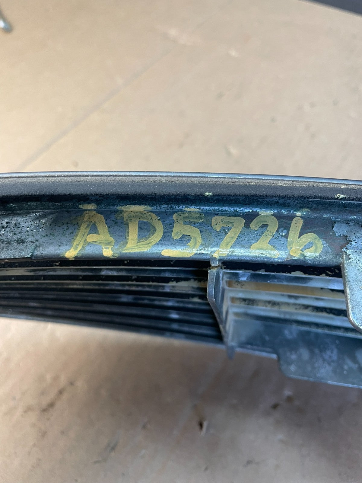 2005 to 2006 Lexus ES330 Front Bumper Upper Grille Grill AD57266