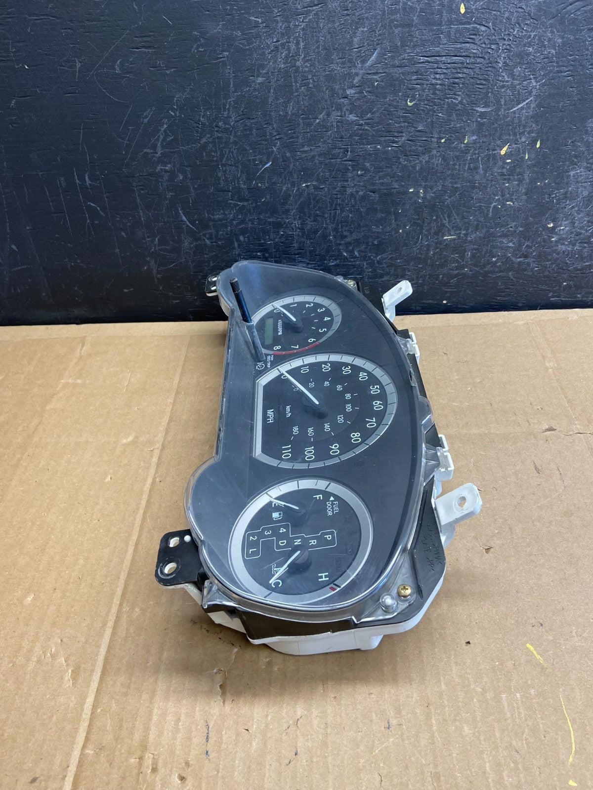 2004 2005 Toyota Sienna Speedometer Cluster Gauge AD2139 DG2
