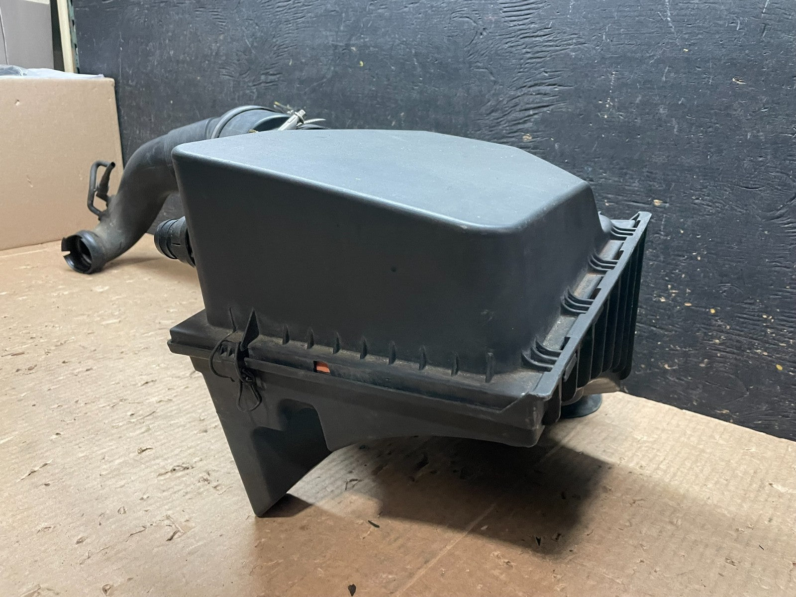 2010 to 2011 Cadillac SRX 2.8L Air Cleaner Intake Box Z3366 PS4