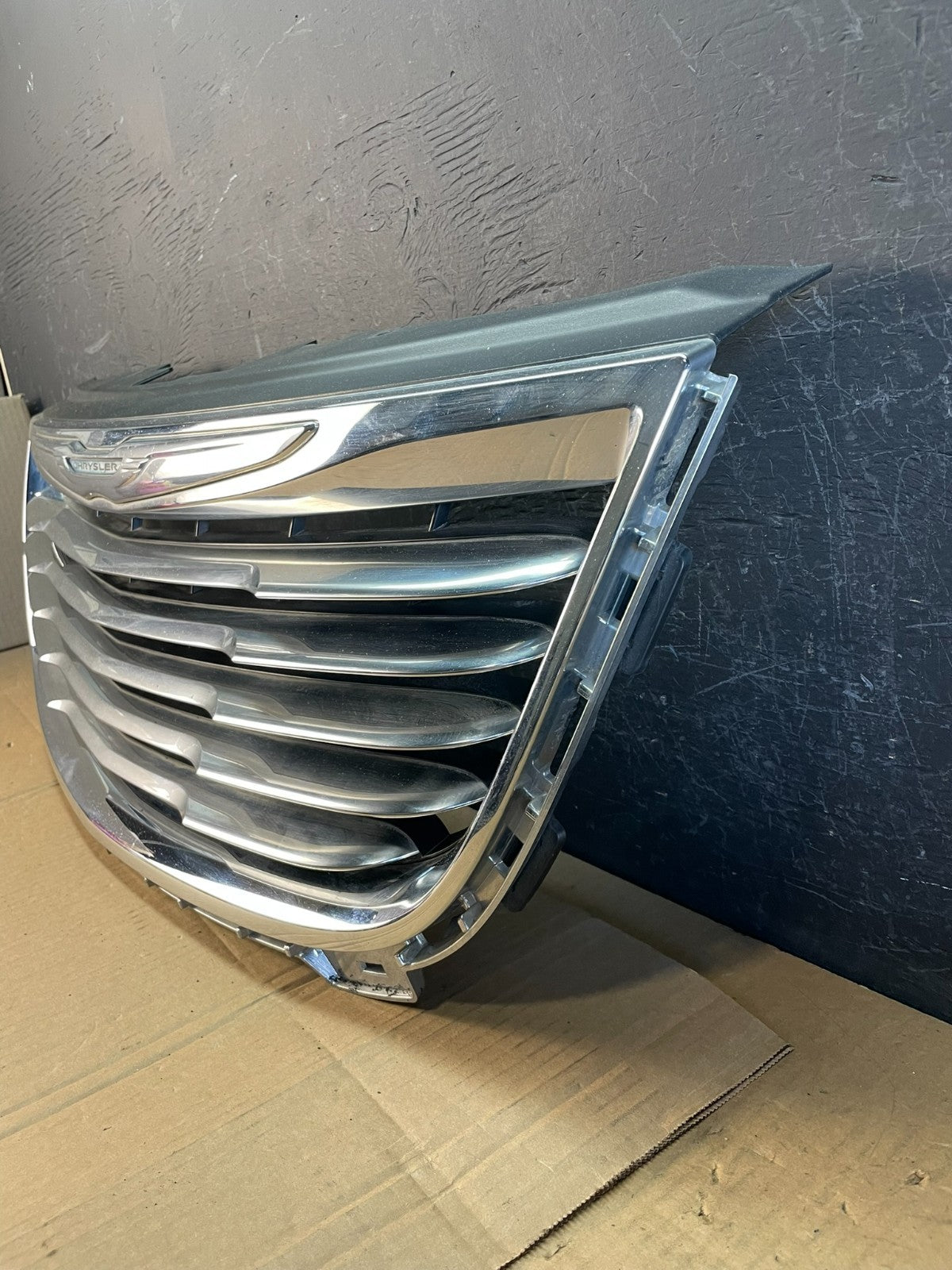 2011 to 2016 Chrysler Town & Country Front Upper Grill Grille AC5450 DG1