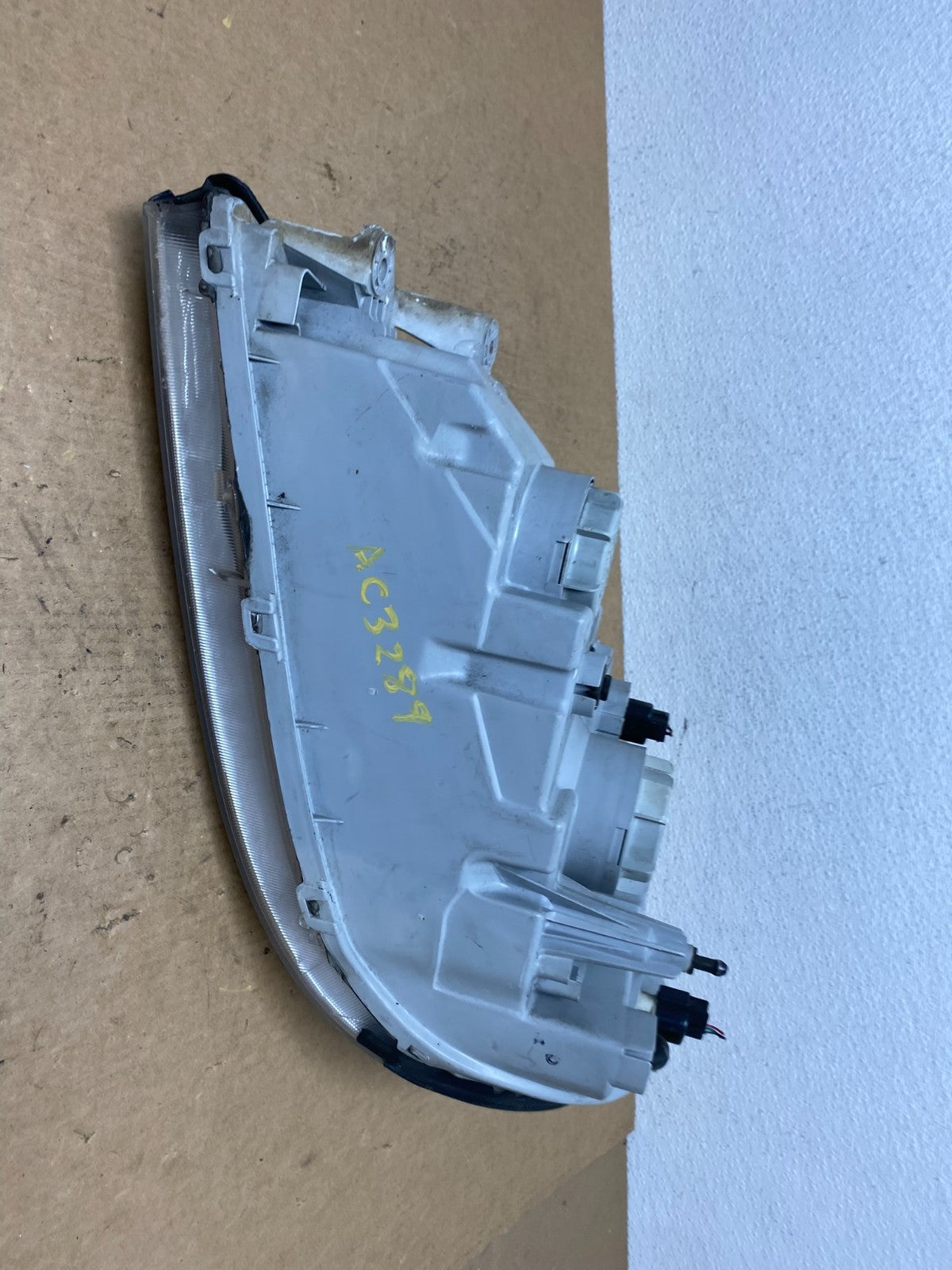 2002 to 2005 Kia Sedona Right Passenger RH Side Headlight ac3289 DG7