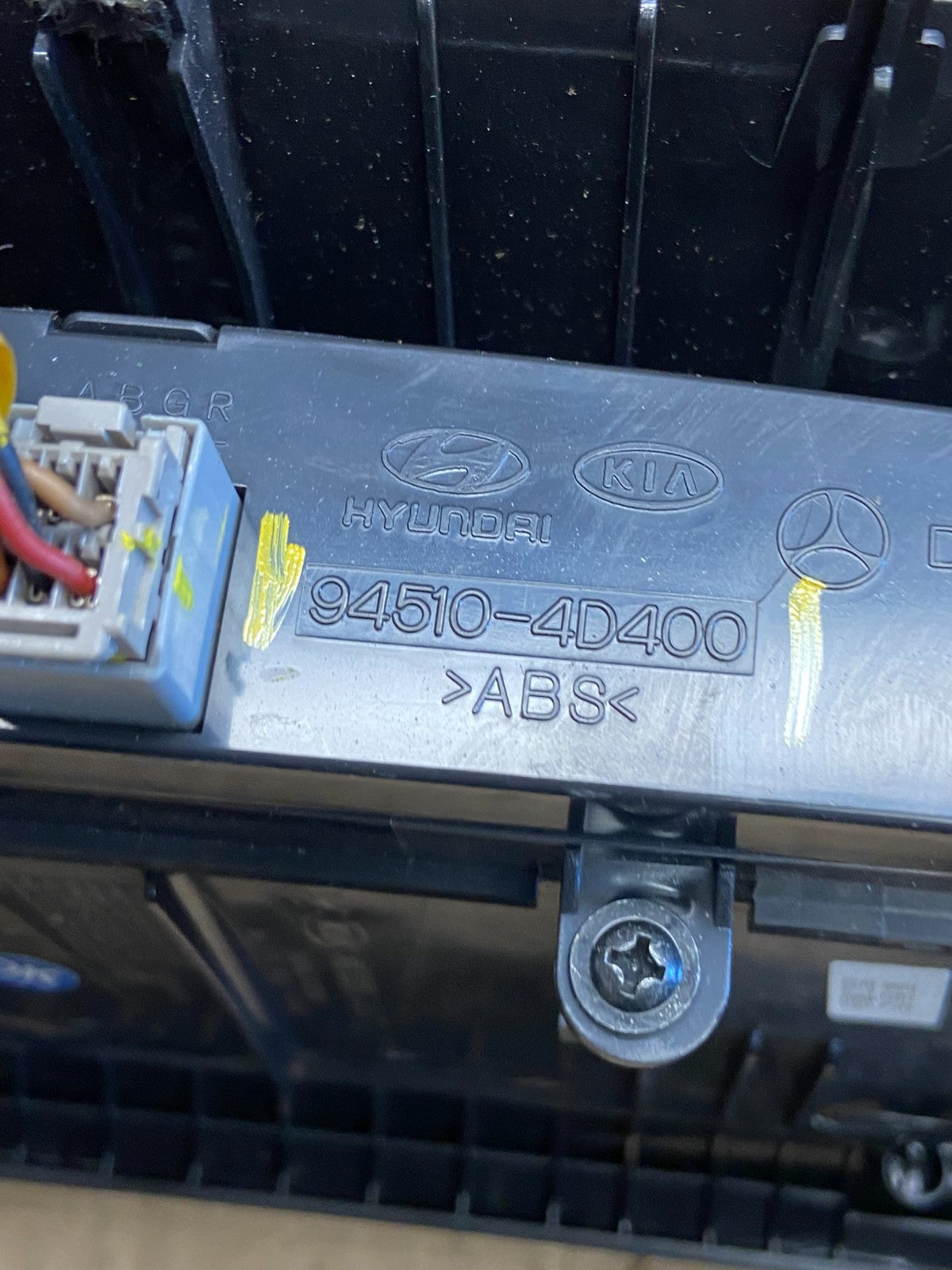 2006-2012 Hyundai Entourage Sedona Center Radio Clock Bezel Air Vent AE1975 DG6