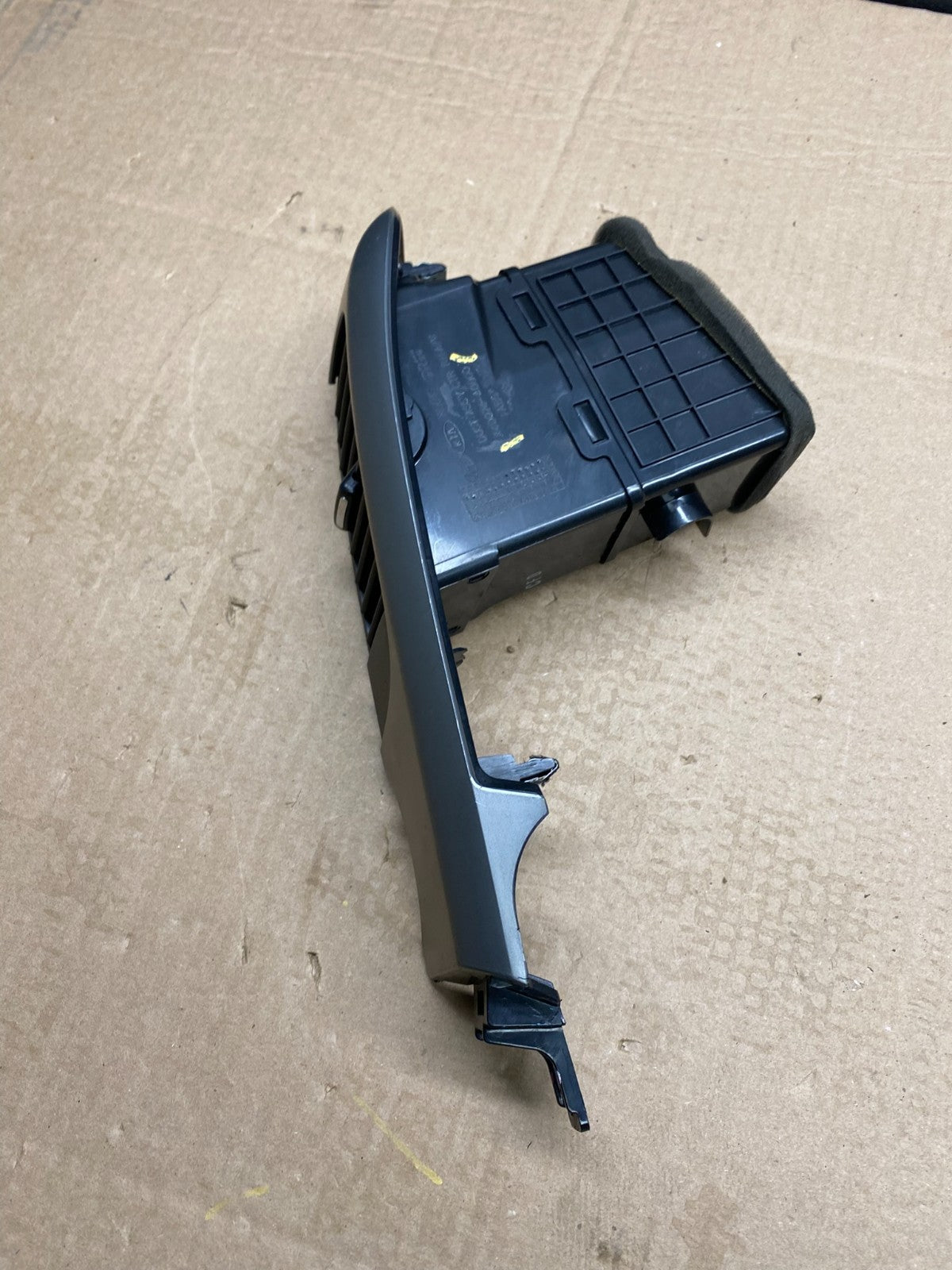 2006 - 2012 Kia Sedona Entourage Right Passenger RH Center Air Vent Y9905   DG1