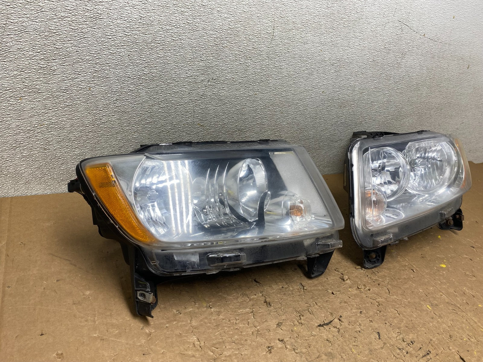 2011-2013 Jeep Grand Cherokee Left+Right Halogen Headlights V6374 DW2