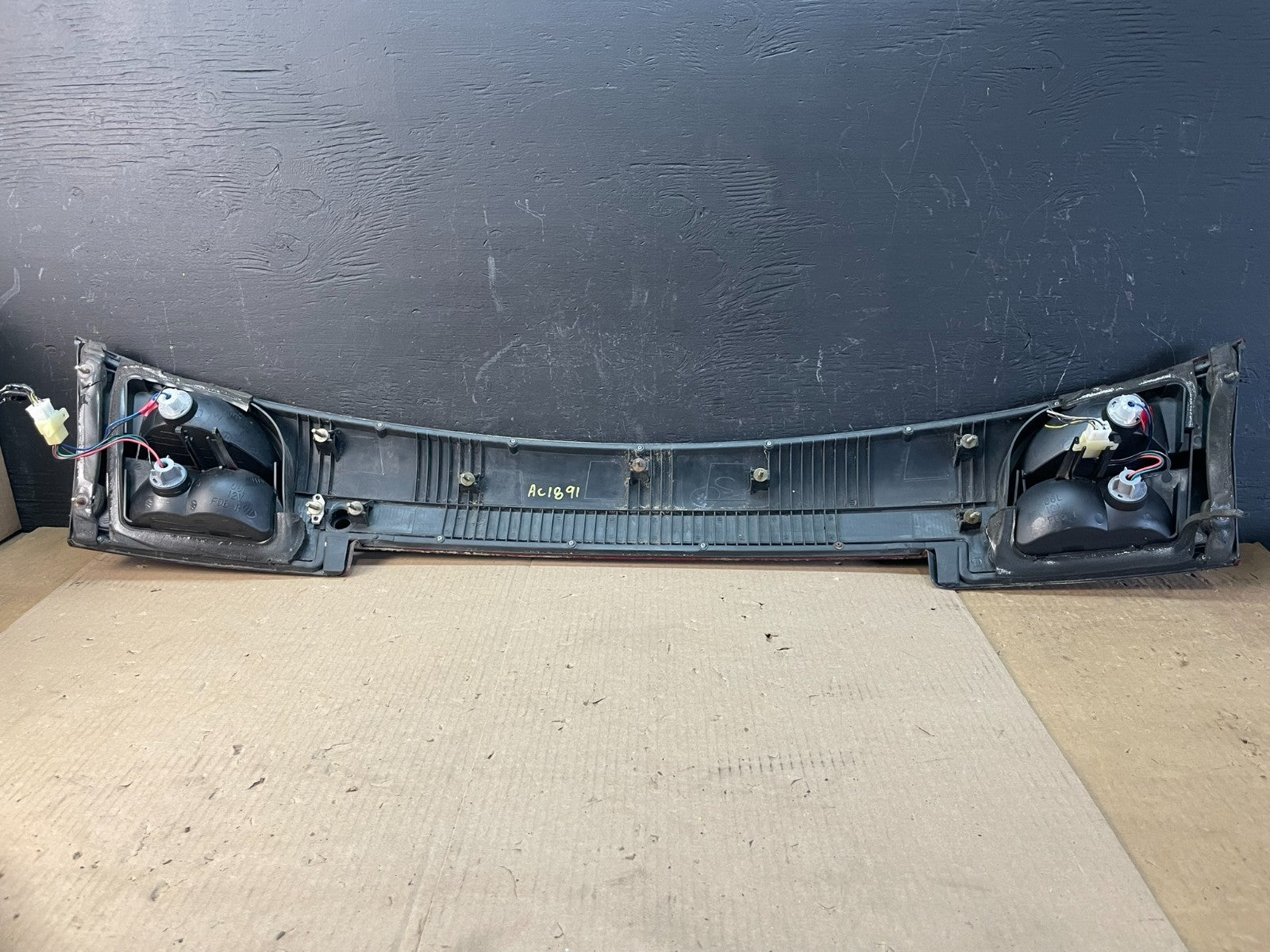 2002 - 2004 Subaru Outback Trunk Hatch Lid Tail Light Panel OEM Center AC1891 DG6
