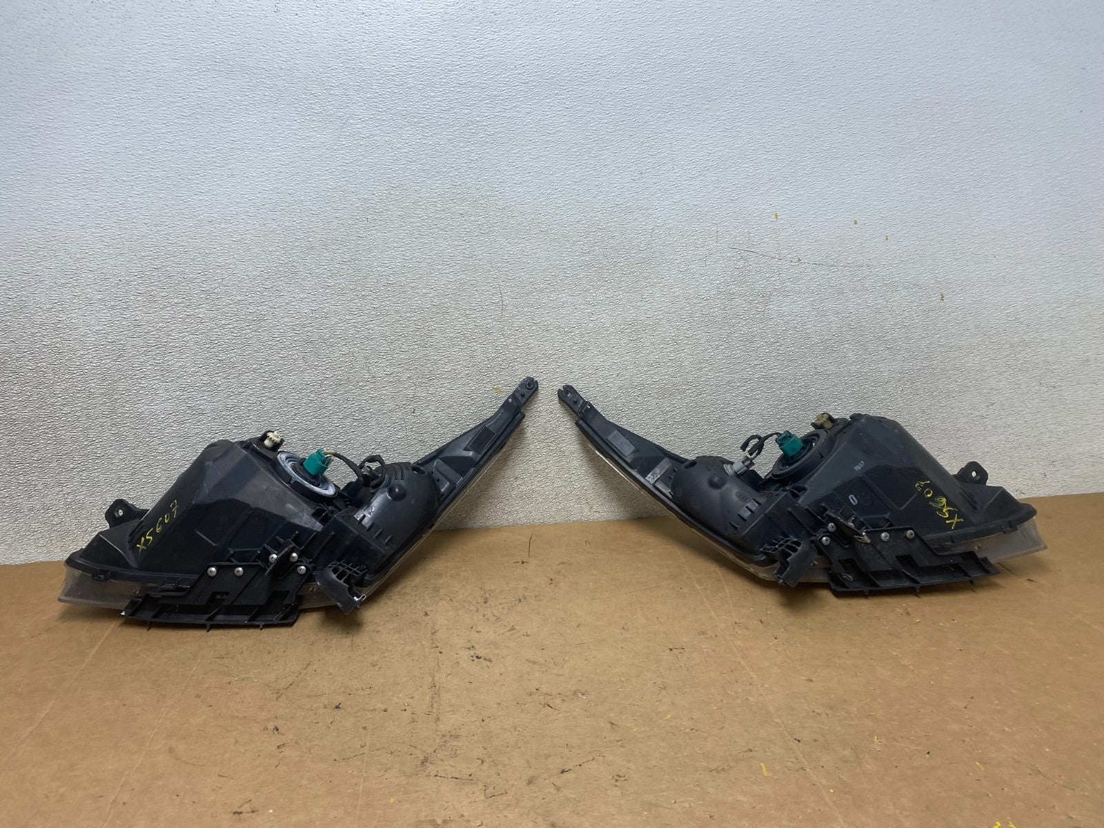 2011 to 2015 Chevrolet Cruze Halogen Left+Right Set Headlights X5607 DW12