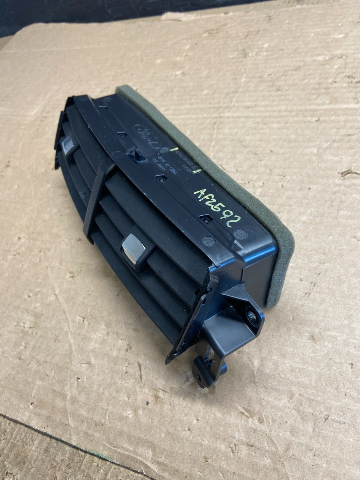2011 to 2014 Ford Edge Center Dash Radio Panel Air Vent AF2592 DG3