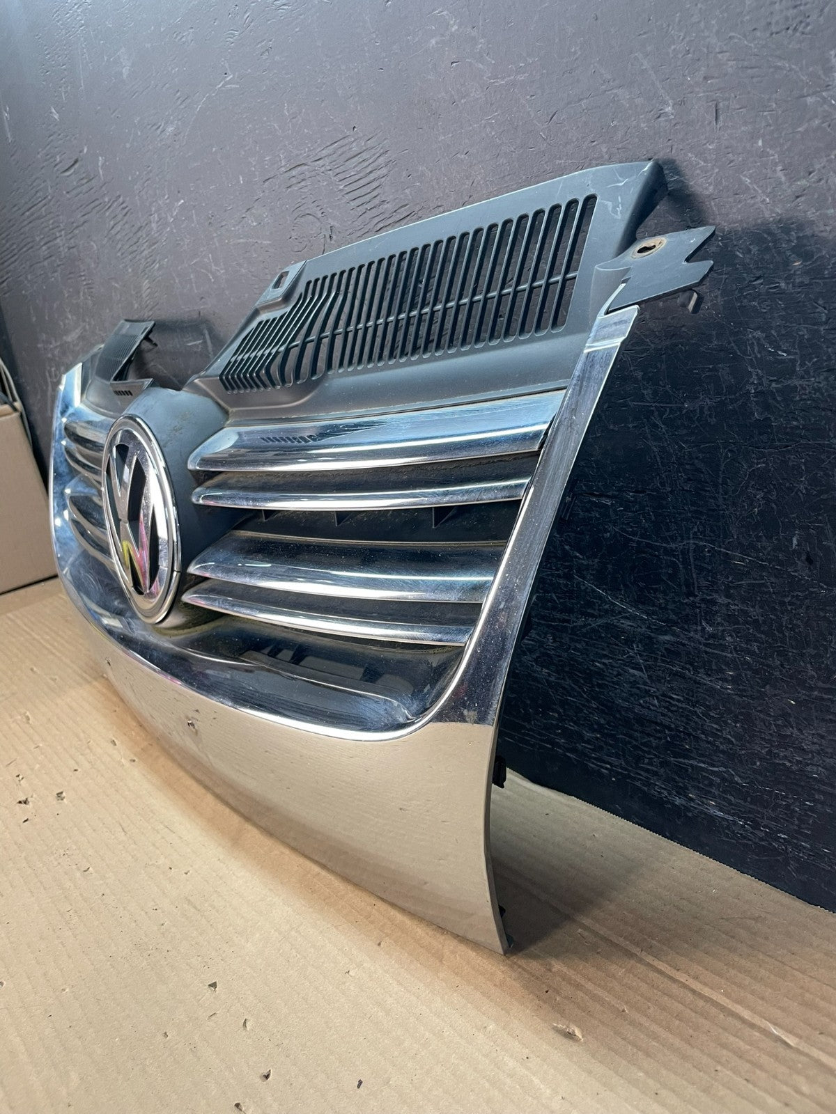 2005-2010 Volkswagen Jetta Front Upper Grille Grill Chrome AF3335 DG1
