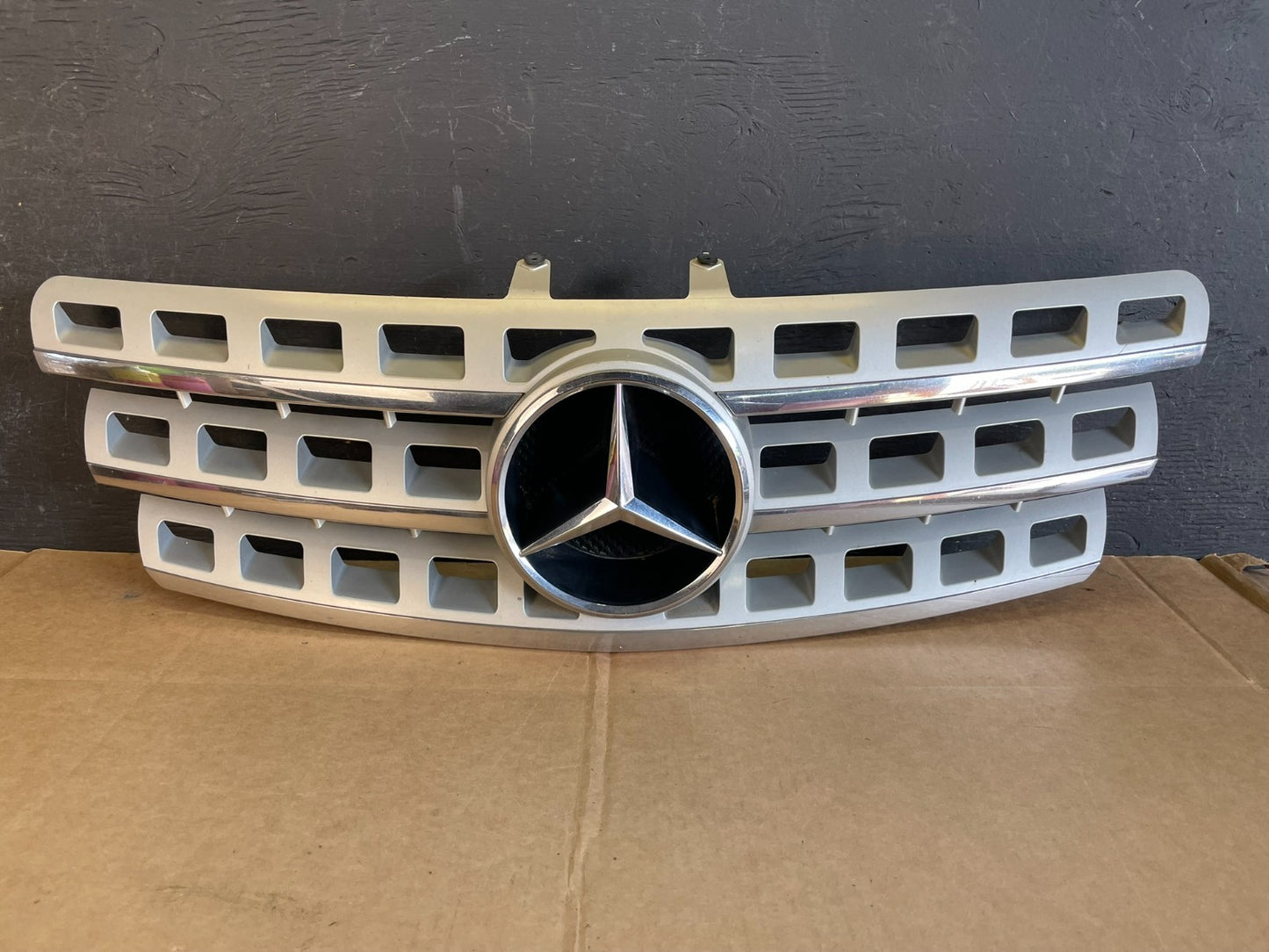2009 to 2011 Mercedes ML-Class W164 Front Bumper Grille Grill ae0828 DG0