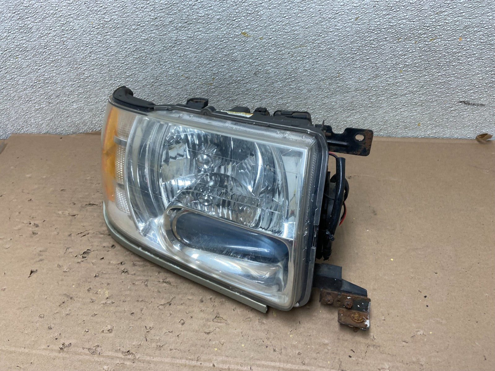 2001 to 2003 Infiniti QX4 Xenon HID Right Passenger Side Headlight OEM AB0822 DW1