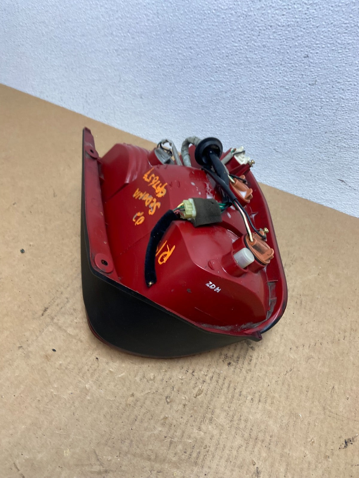 2002 Kia Sedona Right Passenger RH Side Tail Light Oem AC2916 DW6