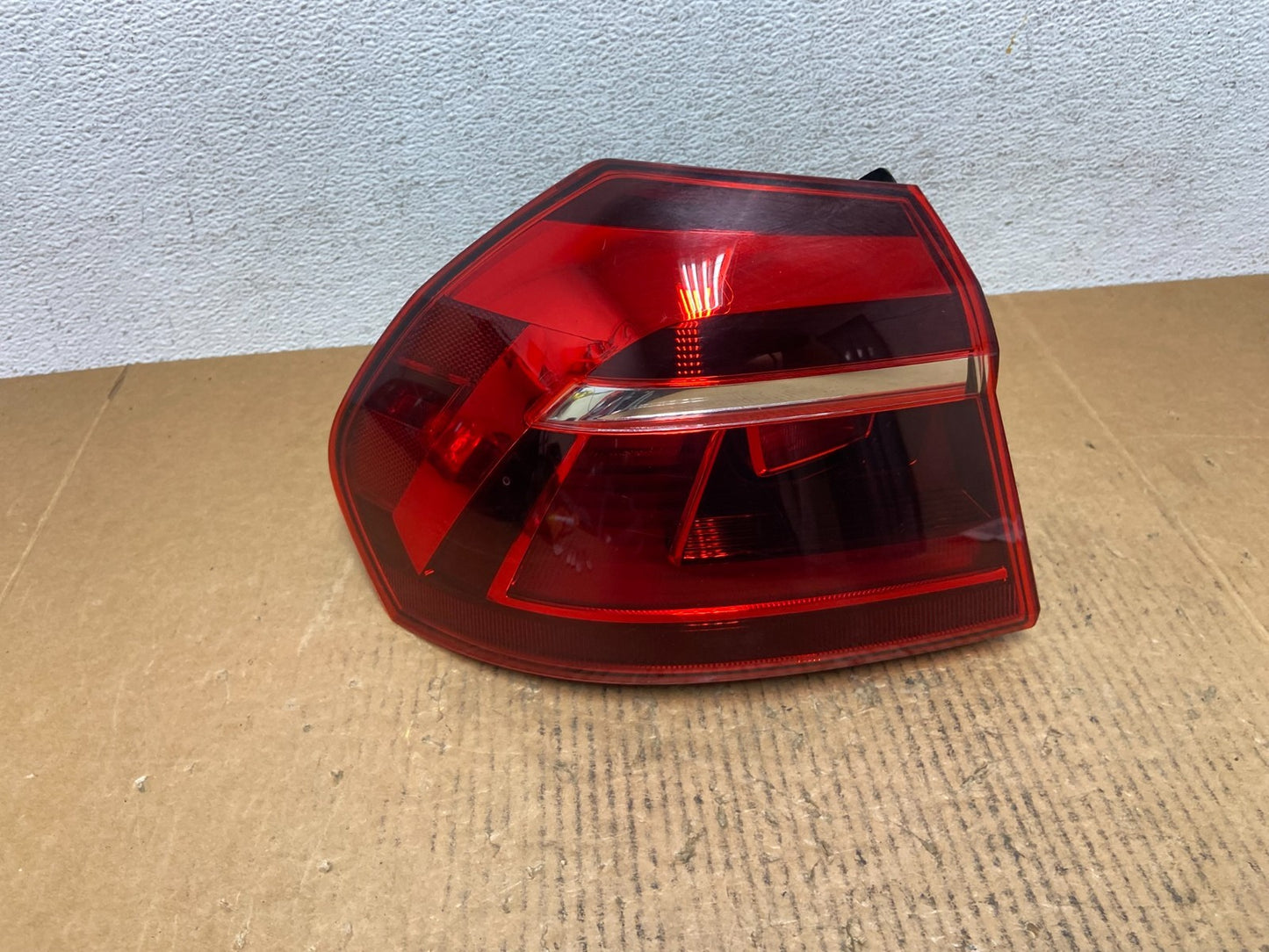 2016 to 2019 Volkswagen Passat Left Driver Side Tail Light AE0196 DW0