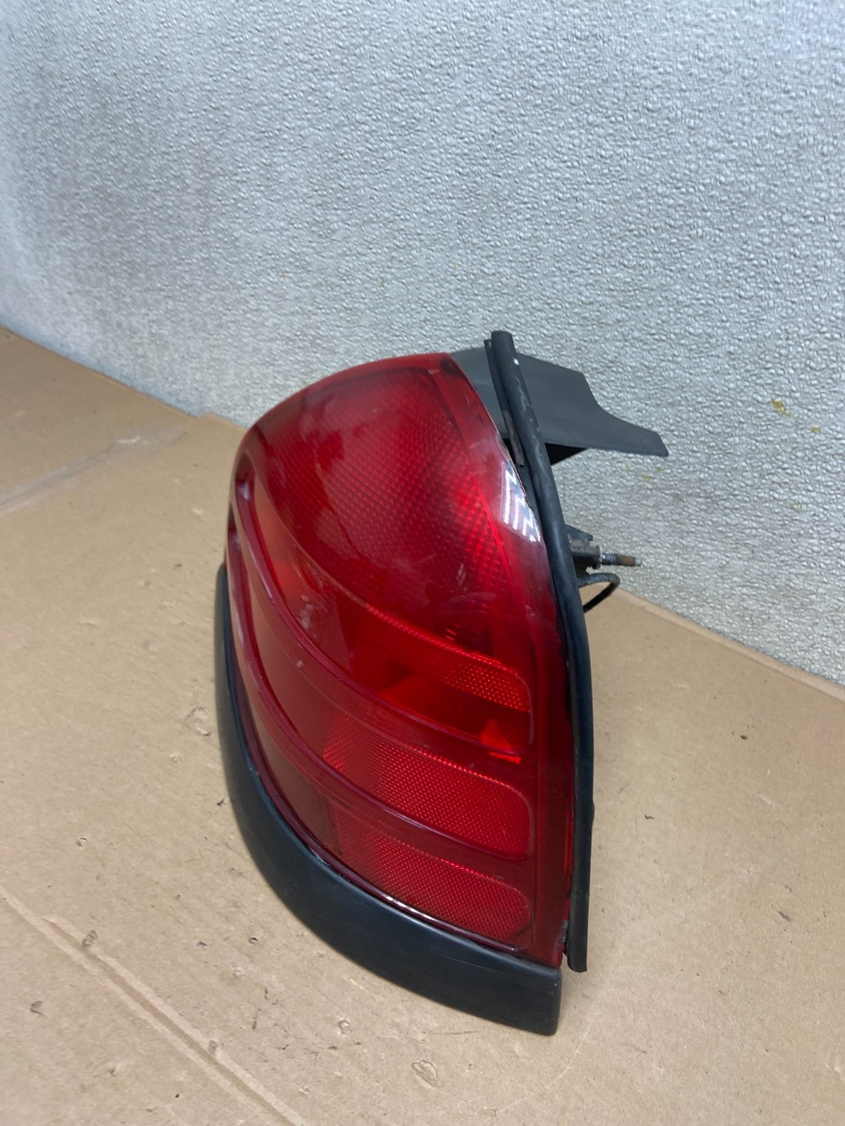 2003-2011 Ford Crown Victoria Right Passenger Rh Side Tail Light  AA9945 LK1