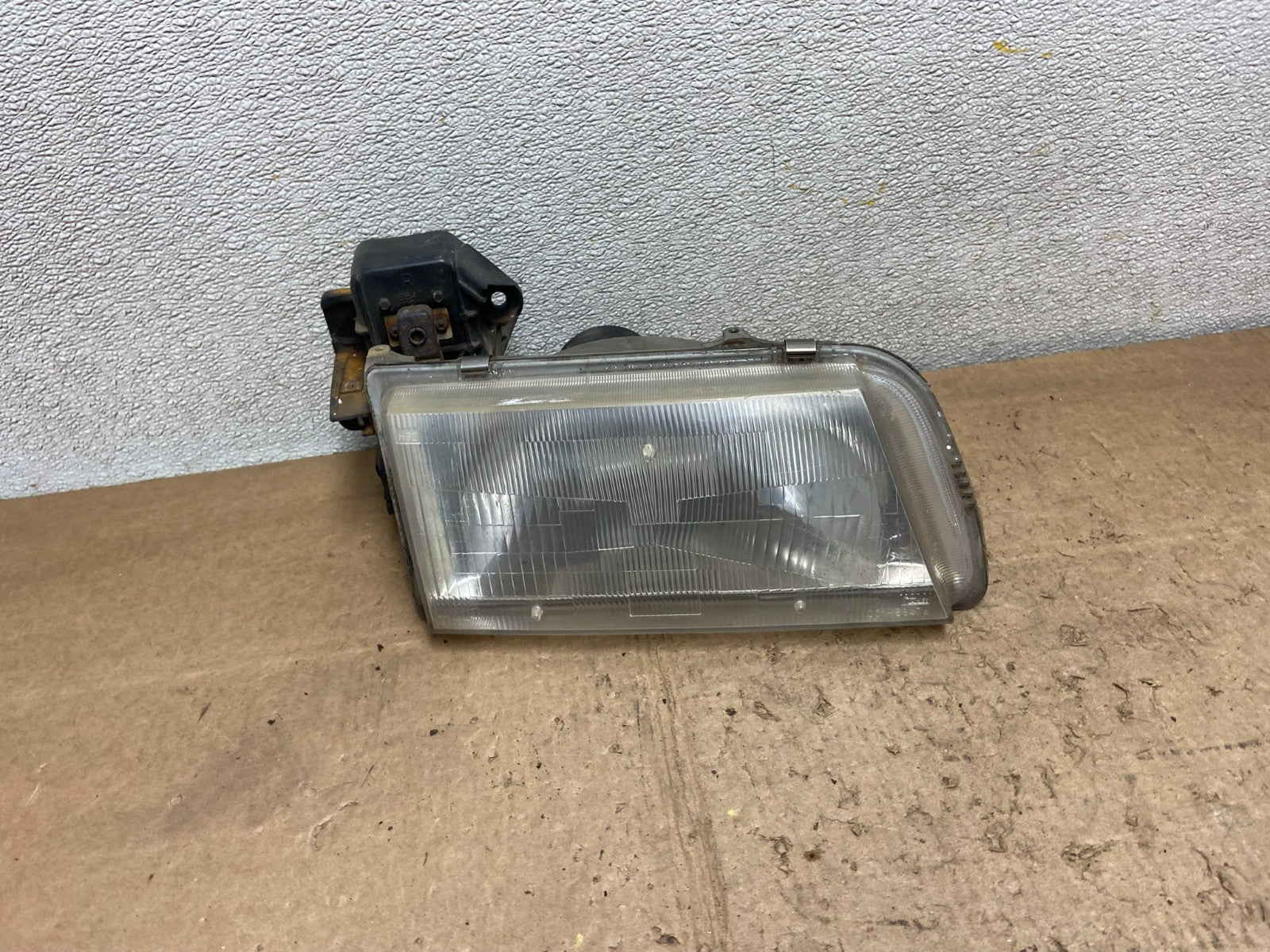 1996 to 1998 Mazda MPV Right Passenger RH Headlight OEM Y7045 DW0
