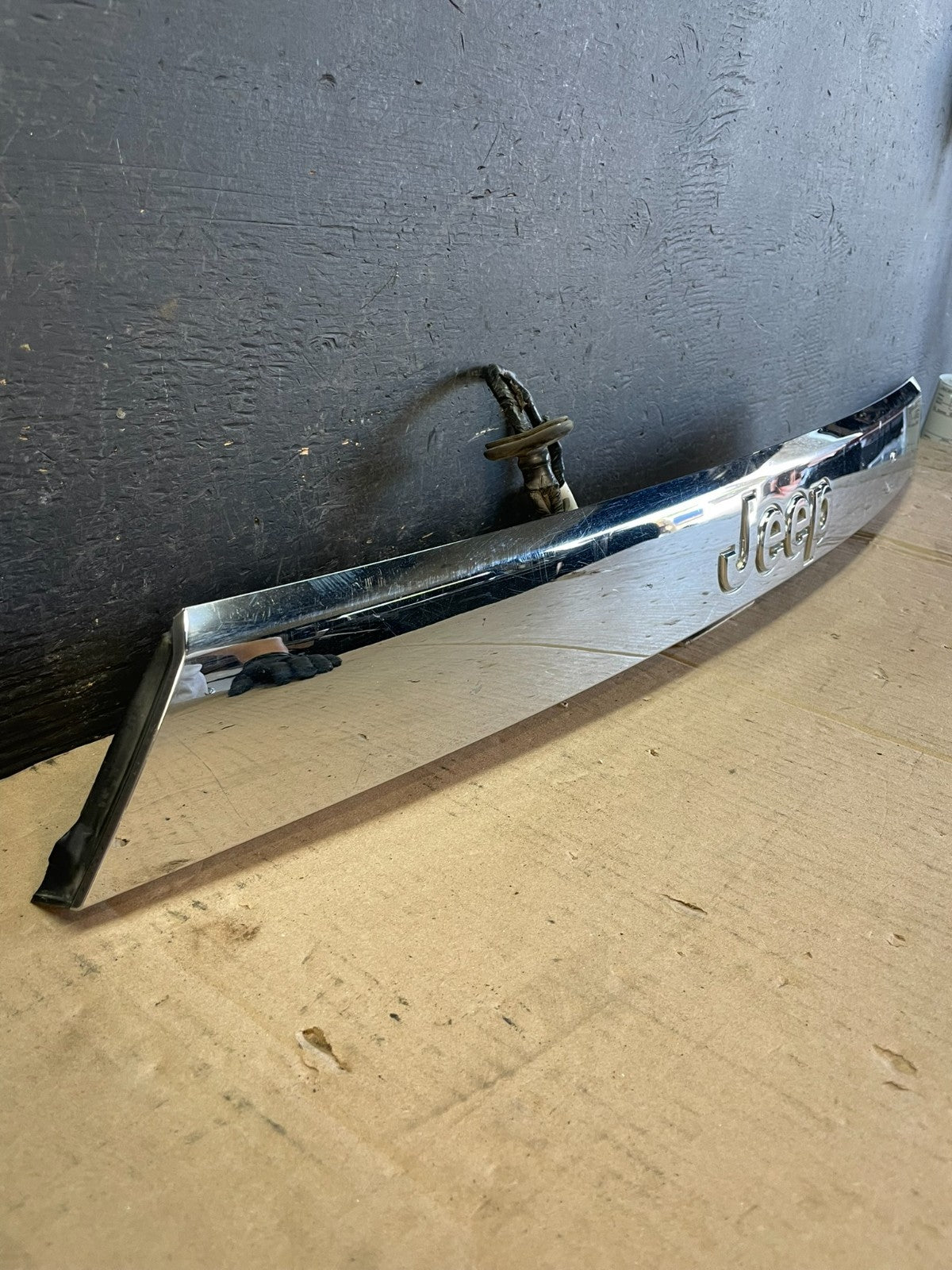 2011-2013 Jeep Grand Cherokee Liftgate Garnish Molding Trim W/ Camera AD8538 DG2