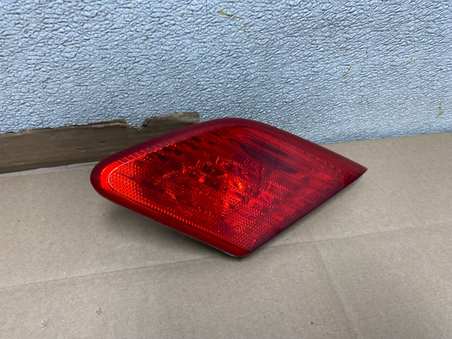 2003 to 2004 Toyota Avalon Right Passenger RH Inner Tail Light OEM U6548 DW2