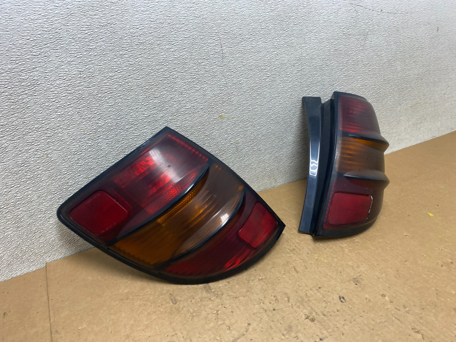 2003 - 2008 Pontiac Vibe Left+Right Side Tail Lights OEM Z7911 DW2