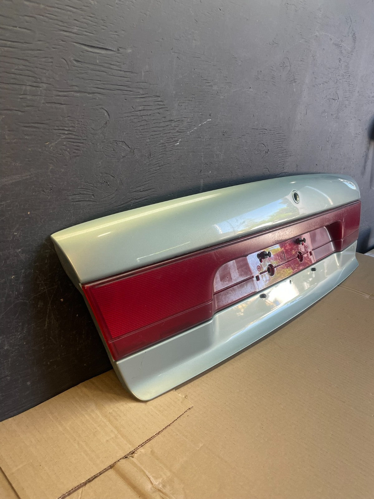 1997 - 1999 Saturn SL2 Sedan Center Tail Light Lid Trunk Rear Panel AE3497 DG2