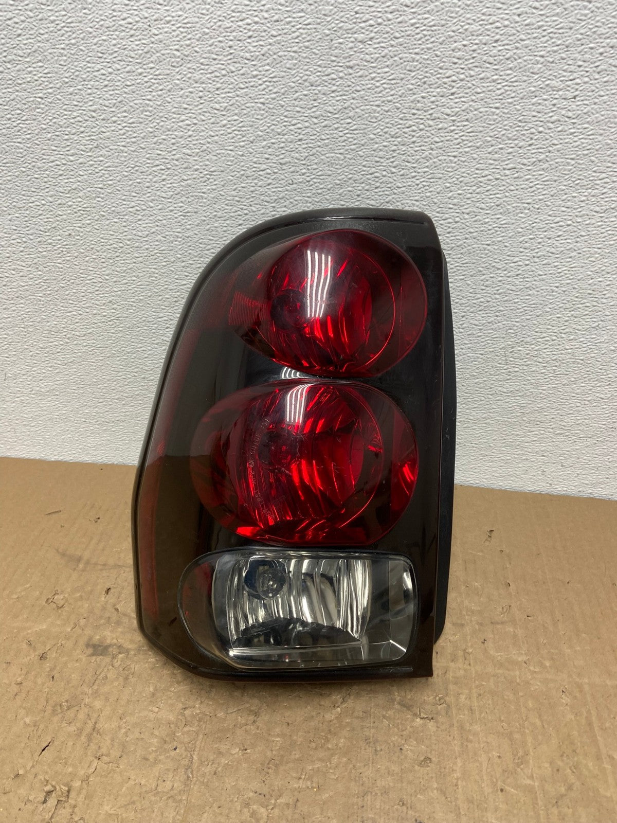 2002 to 2009 Chevrolet Trailblazer Left Driver LH Side Tail Light AB8618 LK0