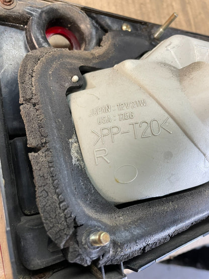 1995 1996 Toyota Camry Center Trunk Rear Tail Light AB7965 DG4