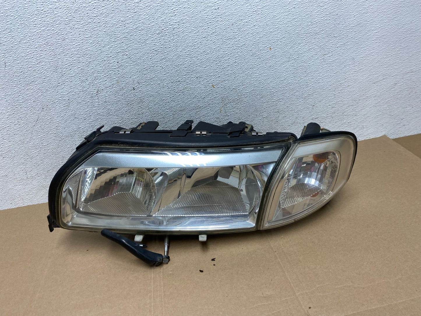 2004 2005 2006 Volvo S80 Left Driver LH Side Halogen Headlight AE4830 DW0