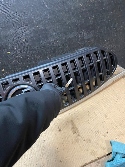 2002-2005 Buick Rendezvous Front Upper Grill Grille With Emblem X3397 DG6