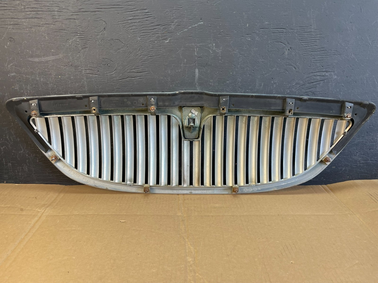 2003 to 2011 Lincoln Town Car Front Upper Grille Grill Chrome W/Emblem ac5309 DG3