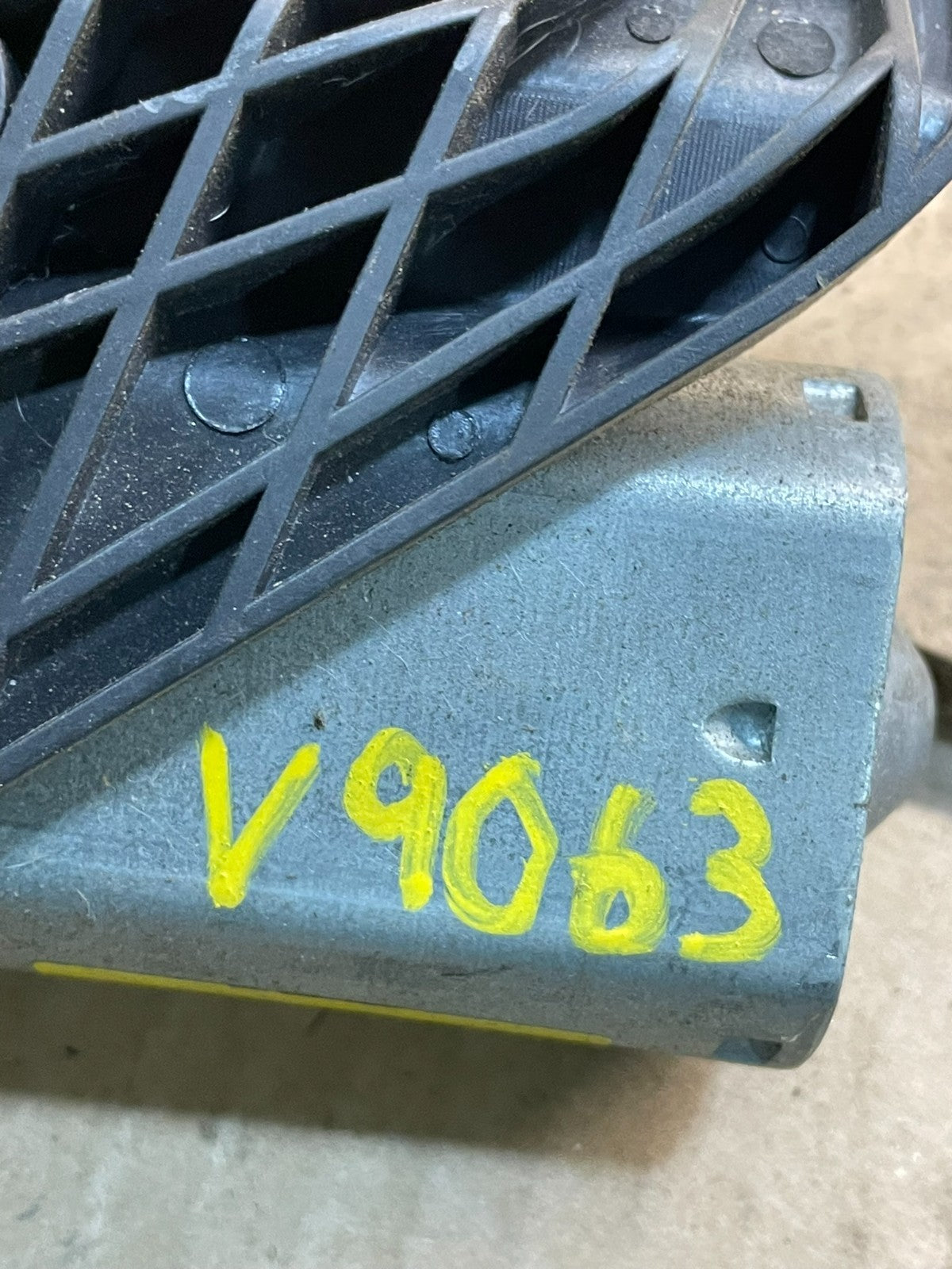 2011 to 2014 Ford Edge Licnoln MKX Rear Windshield Wiper Motor OEM v9063 DG6