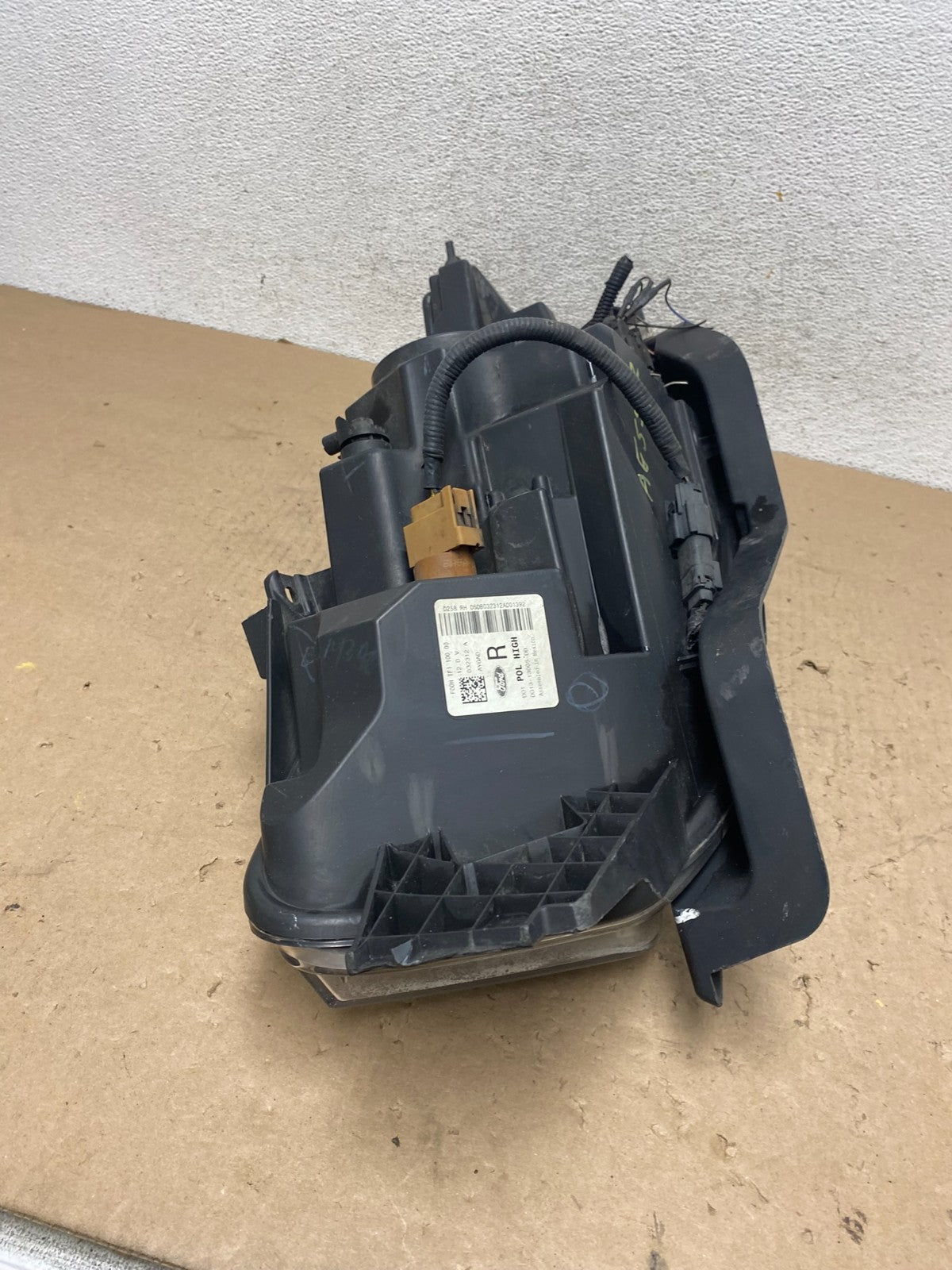 2013 to 2019 Ford Taurus Right Passenger RH Side Headlight Halogen AG5552 DW10