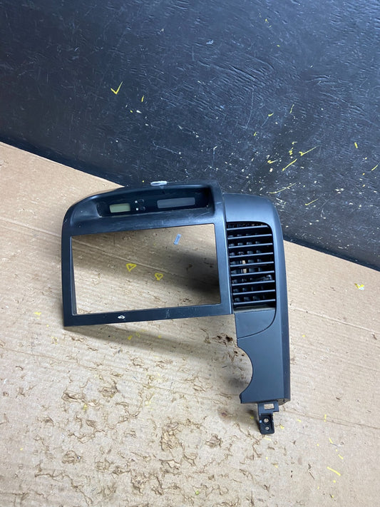 2006-2012 Hyundai Entourage Sedona Center Radio Clock Bezel Air Vent W6391 DG0