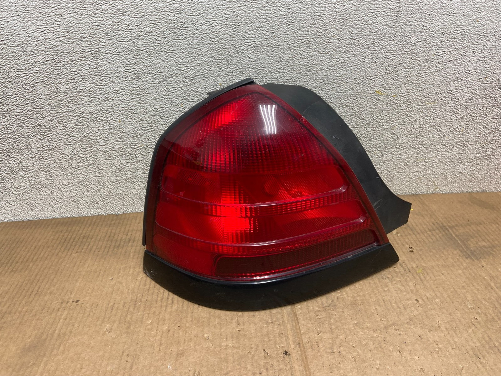 2003 - 2011 Ford Crown Victoria Left Driver Lh Side Tail Light Oem AA9651 LK0
