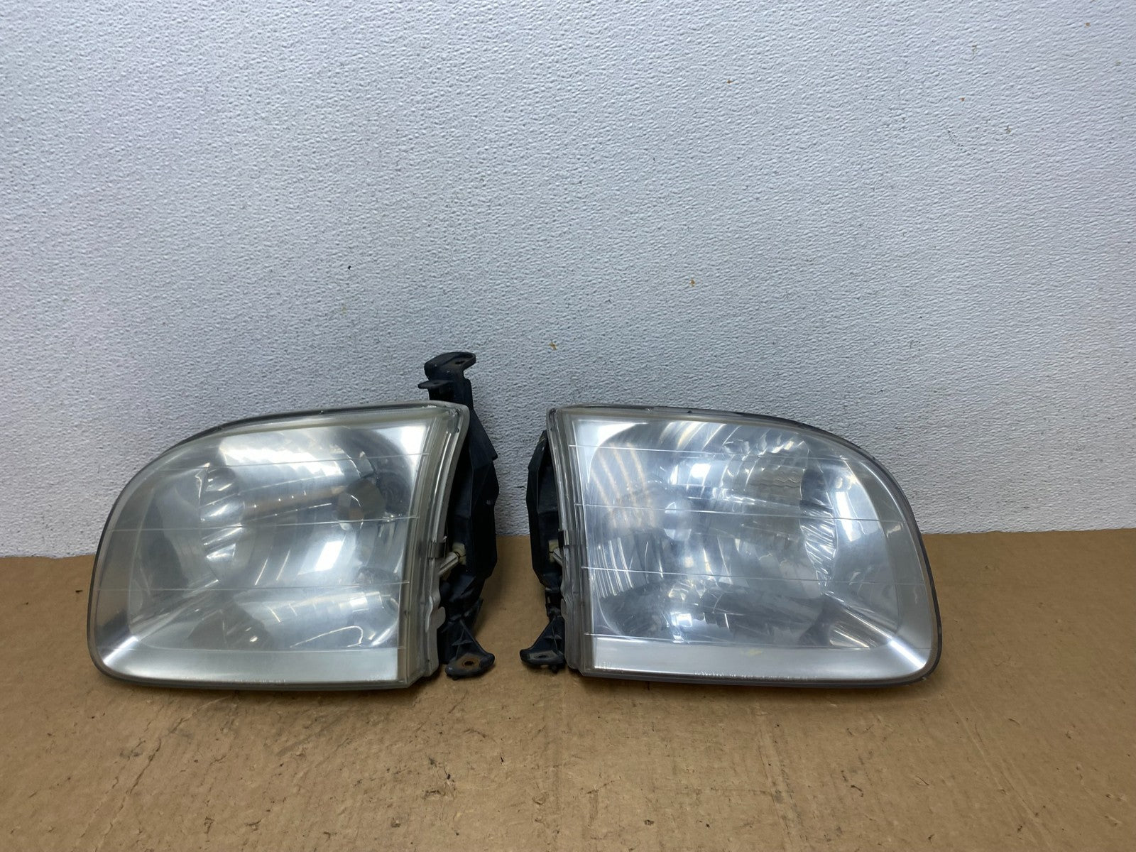 2000 - 2004 Toyota Tundra Left+Right Side Halogen Headlights AD1381 DW0