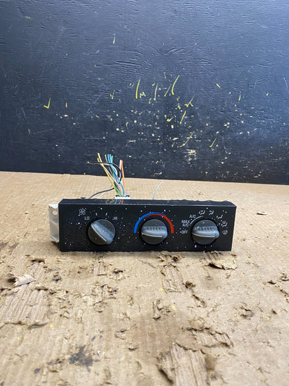 2001 - 2007 GMC Chevrolet Express 1500 Climate Control A/C Z9678 DG0