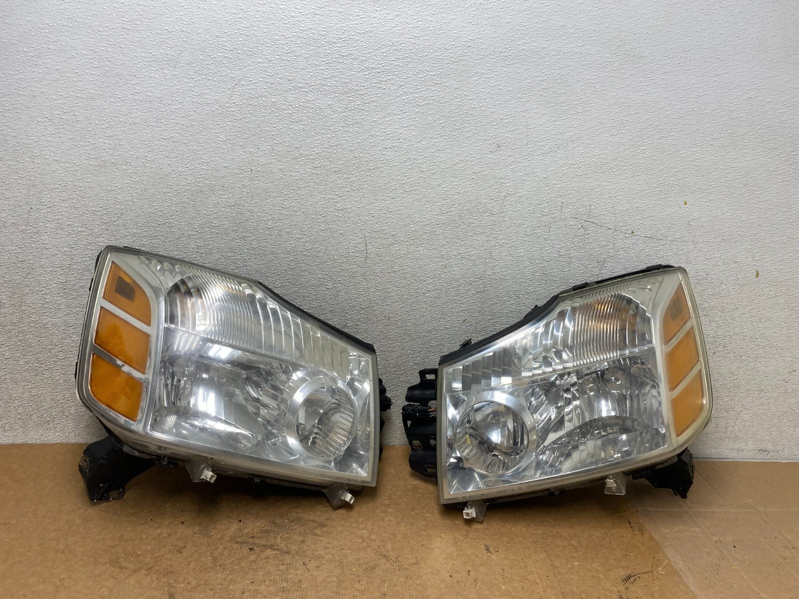 2004 to 2007 Nissan Armada Left+Right Side Set Headlights Oem S6968 DW0